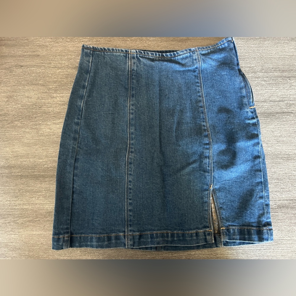 Pacsun denim skirt 🫧

- Side zipper 
- Side slit